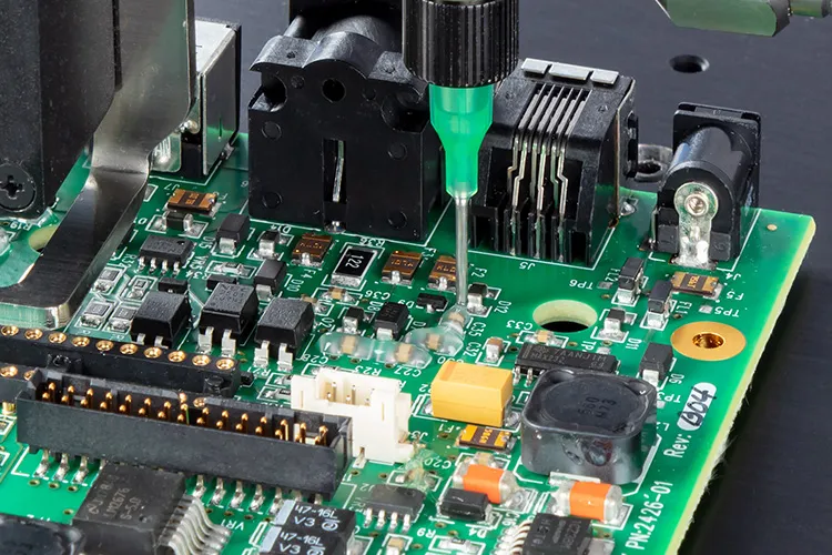 Ung dung may bom keo trong san xuat bang mach PCB